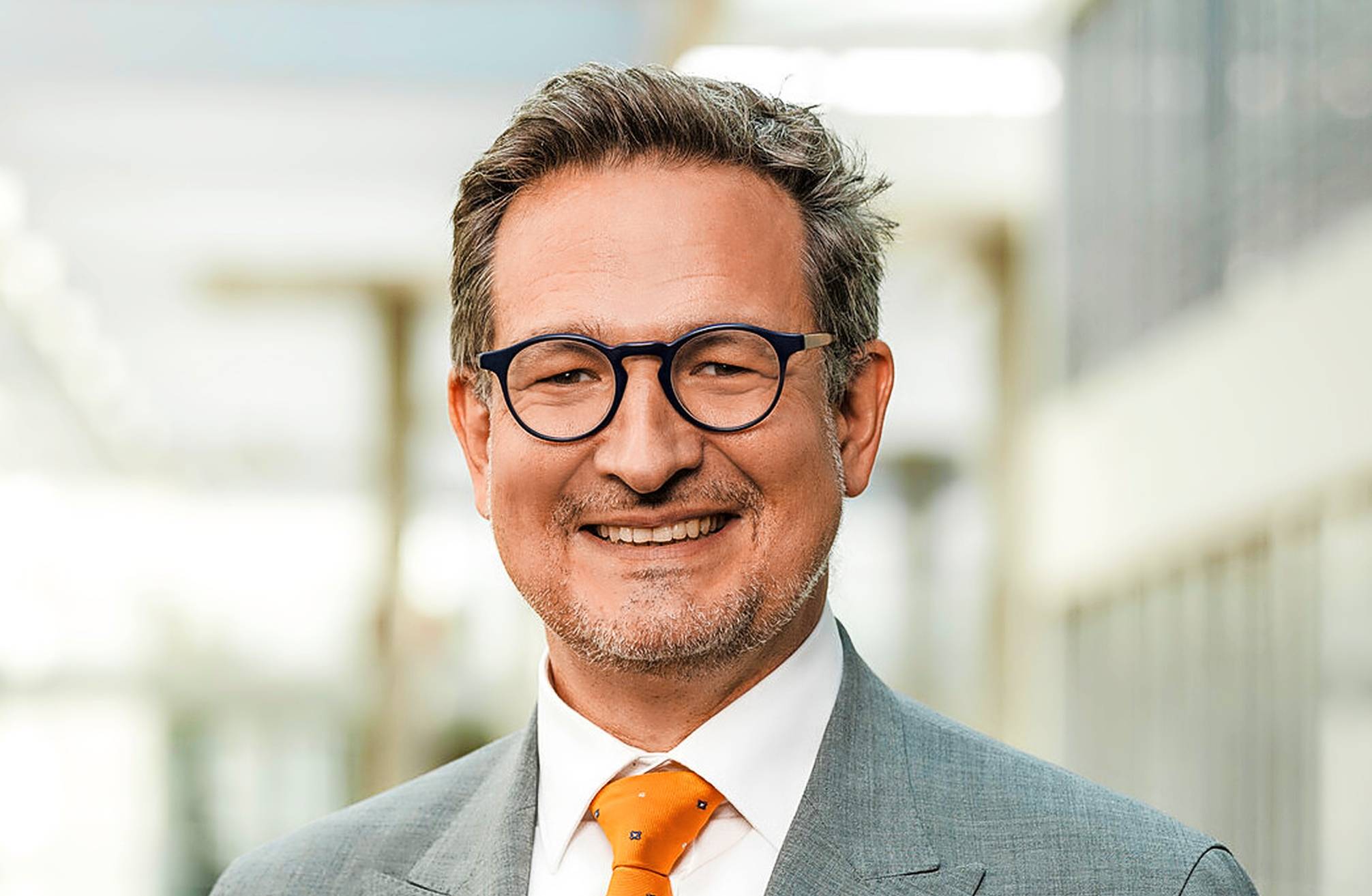  Dr. Sven Dreyer.   