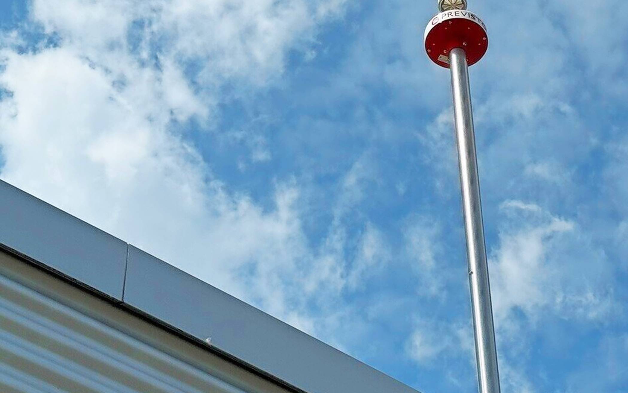 Einer von drei neuen Feldmühlensensoren am Flughafen Düsseldorf (links). Christoph Müller hat das Wetter im Blick. Die neuen Sensoren liefern den Airport Duty Managern am Flughafen Düsseldorf verlässliche Echtzeitdaten bei Wetterlagen mit Blitzgefahr. Foto: Flughafen Düsseldorf