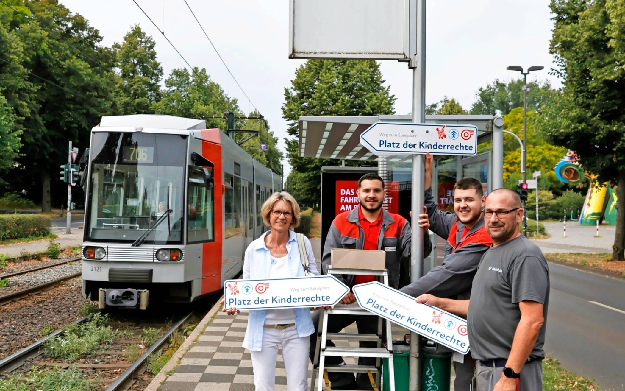 Zehn neue Schilder wurden angebracht. Foto: Rheinbahn