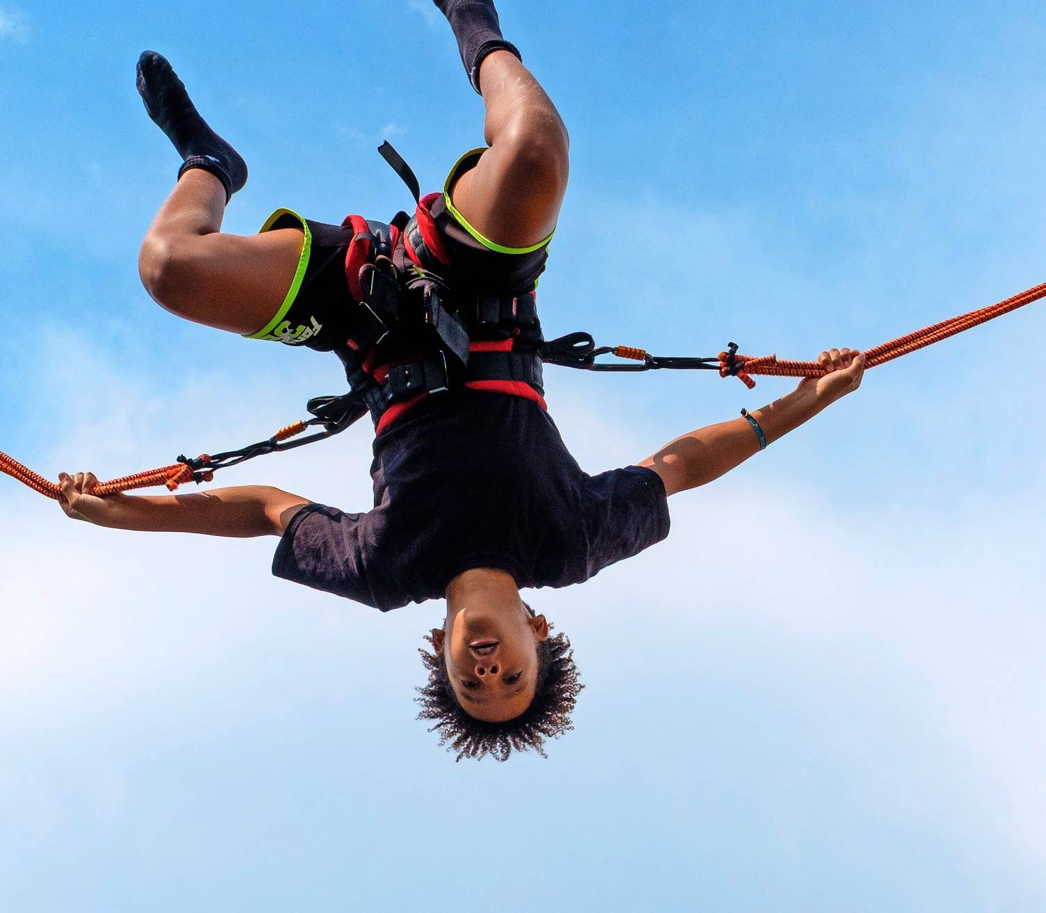 Der Salto am Bungee-Trampolin ist eine der Attraktionen beim Olympic Adventure Camp auf der Rheinwiese neben dem Apolloplatz.