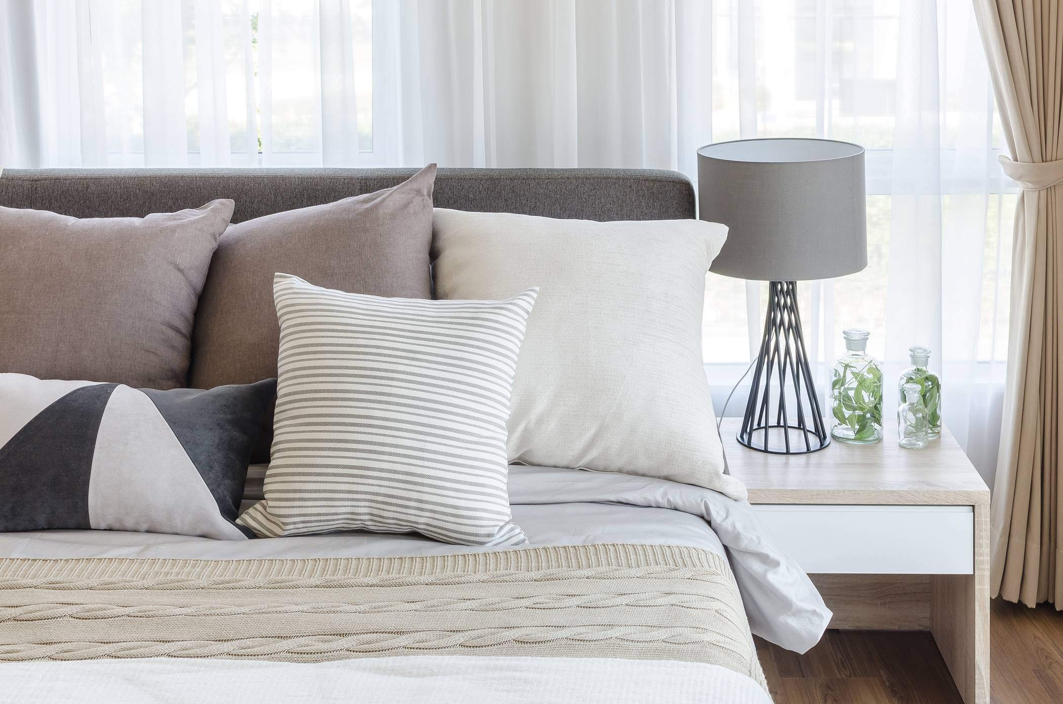  Kissen sind weit mehr als nur hübsche Schlafzimmer-Accessoires. Das richtige Kissen kann erholsameren Schlaf bringen.     