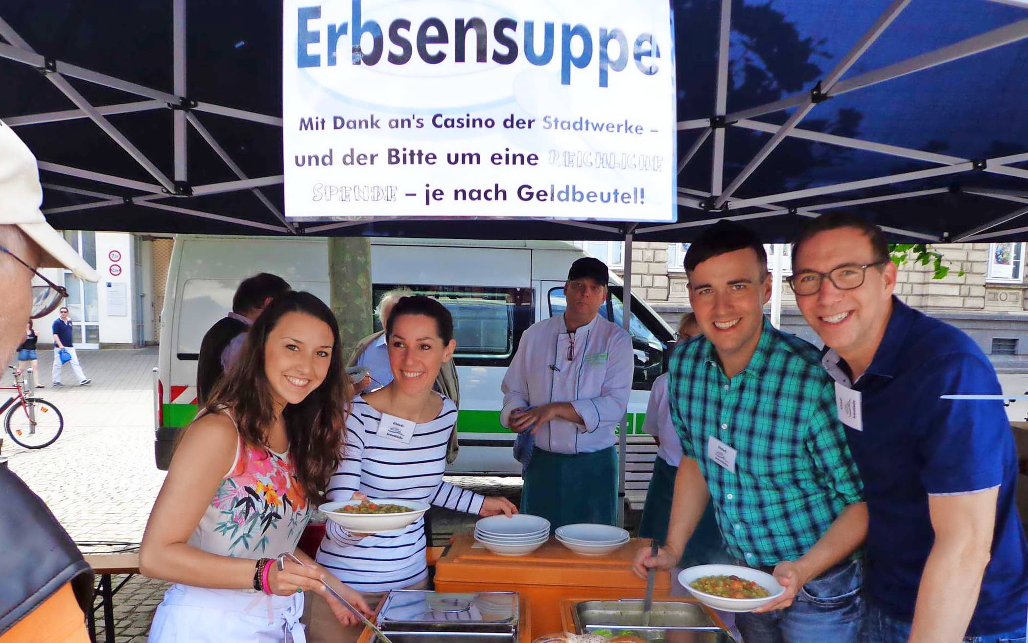  Für mehr als 1000 erwartete Gäste sollen auf dem Burgplatz rund 300 Liter Erbsensuppe vorbereitet werden. 