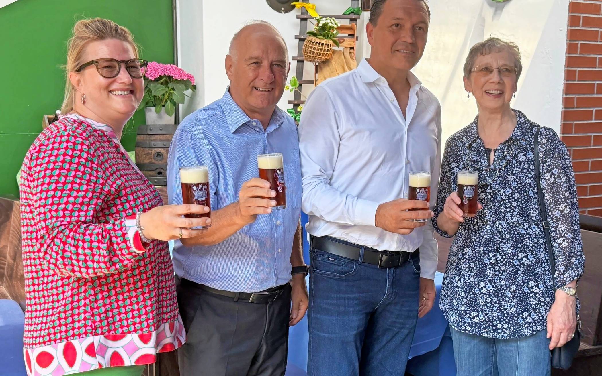  Klinzing-Plakettenträger 2025, Oliver Wilmering (2. v. r.), mit Mostertpöttches-Baas Hildegard Dahmen, Vizebaas Manfred Castor sowie Geschäftsführerin Thea Ungermann (v. r.).   