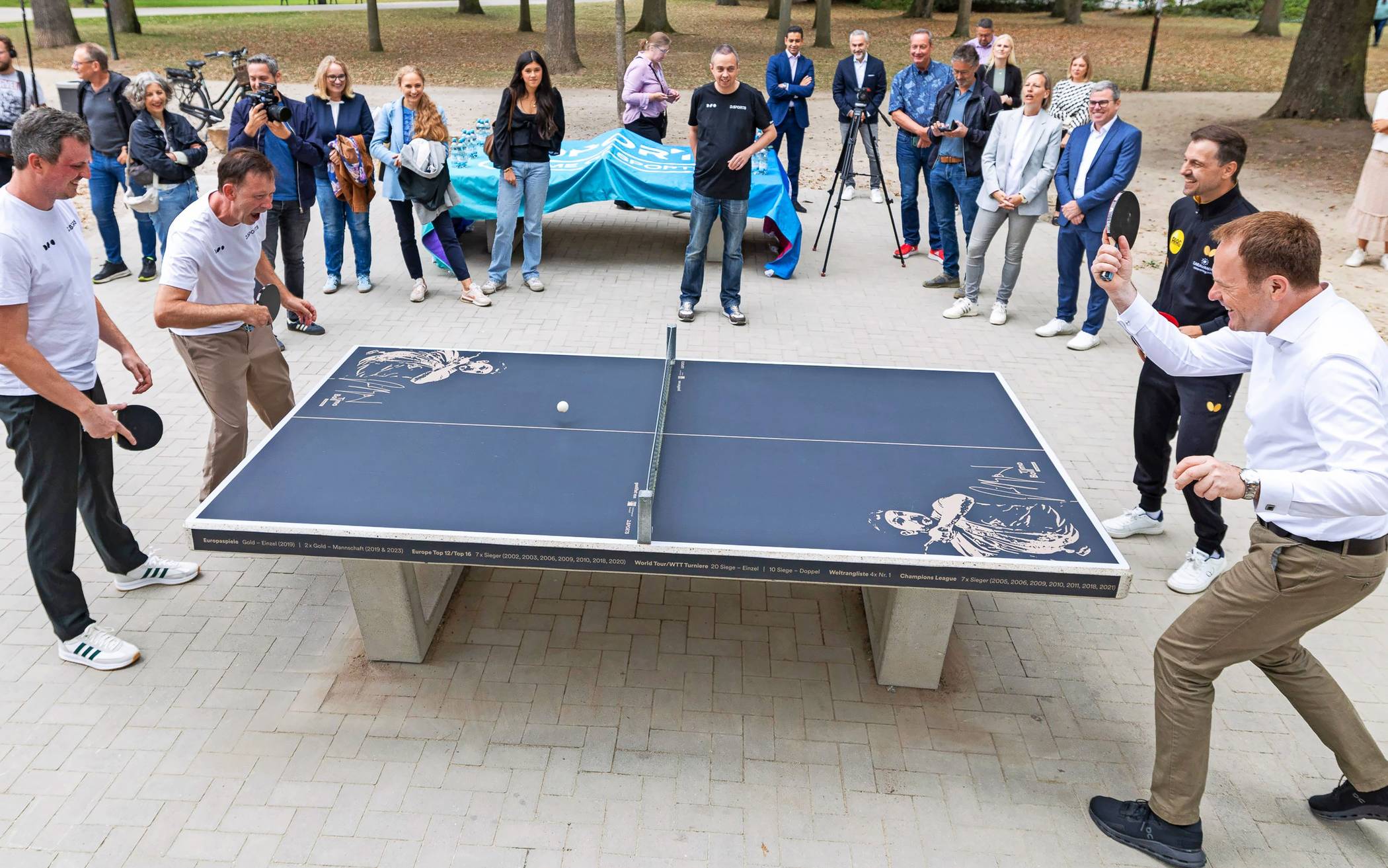 Zur Platteneröffnung im Hofgarten spielte Timo Boll einige Ballwechsel mit  OB Stephan Keller, Stadtdirektor Burkhard Hintzsche und Bastian Becker, Director Sports D.LIVE.  Foto:  D.Sports/ Kenny Beele