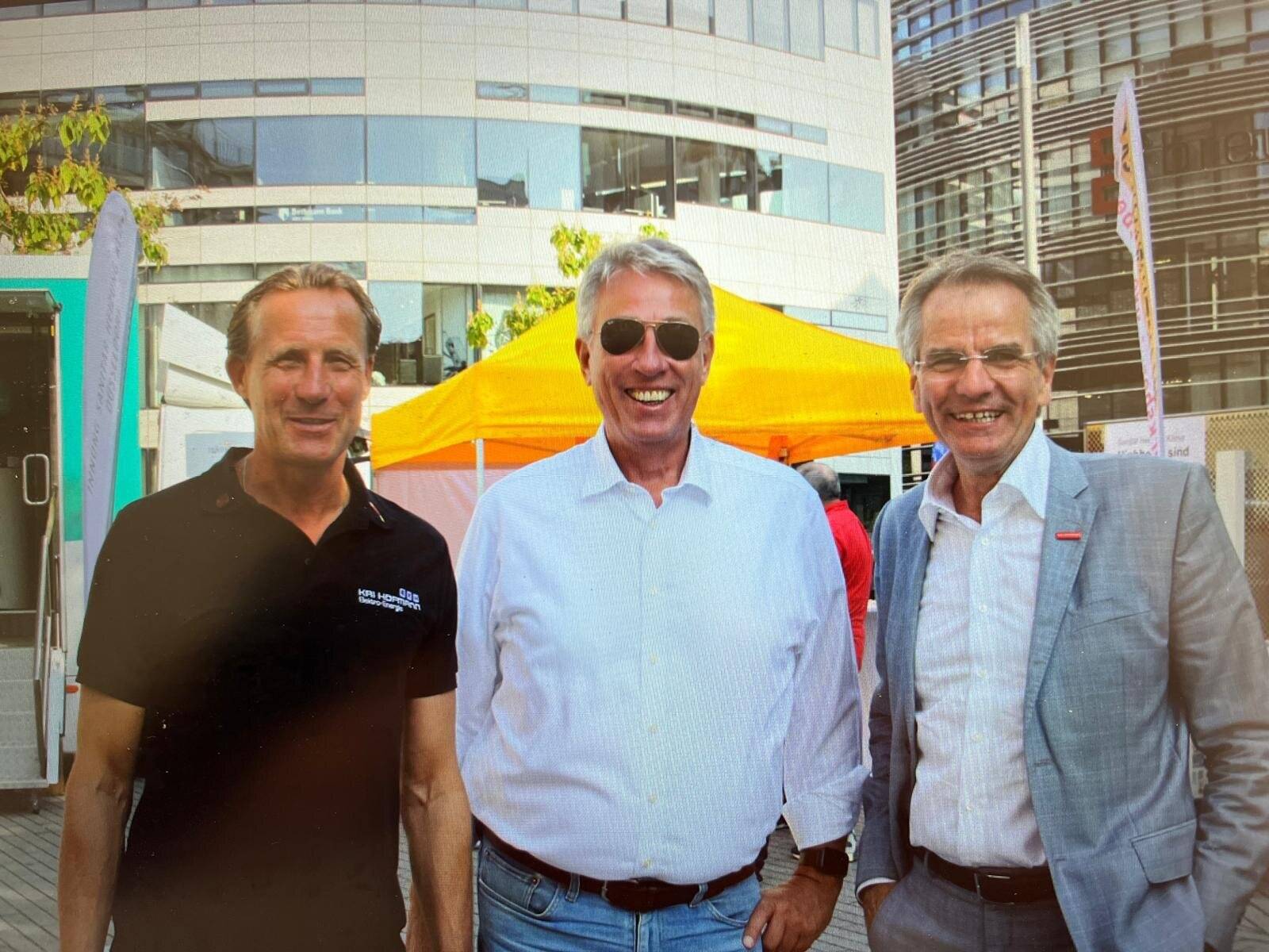 Elektrogemeinschaft Düsseldorf: (von links): Kai Hofmann, Obermeister der Elektro-Innung, Lutz Denken, Umweltakademie Düsseldorf und Andreas Ehlert, Präsident der Handwerkskammer Düsseldorf. Foto: Elektrogemeinschaft Düsseldorf