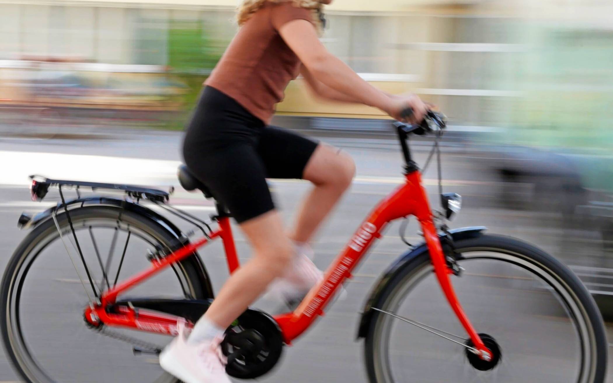  Ging gleich aufs frisch gespendete Fahrrad: Schülerin der Klasse 4a der Matthias-Claudius-Grundschule. Foto: Landeshauptstadt Düsseldorf/Ingo Lammert 