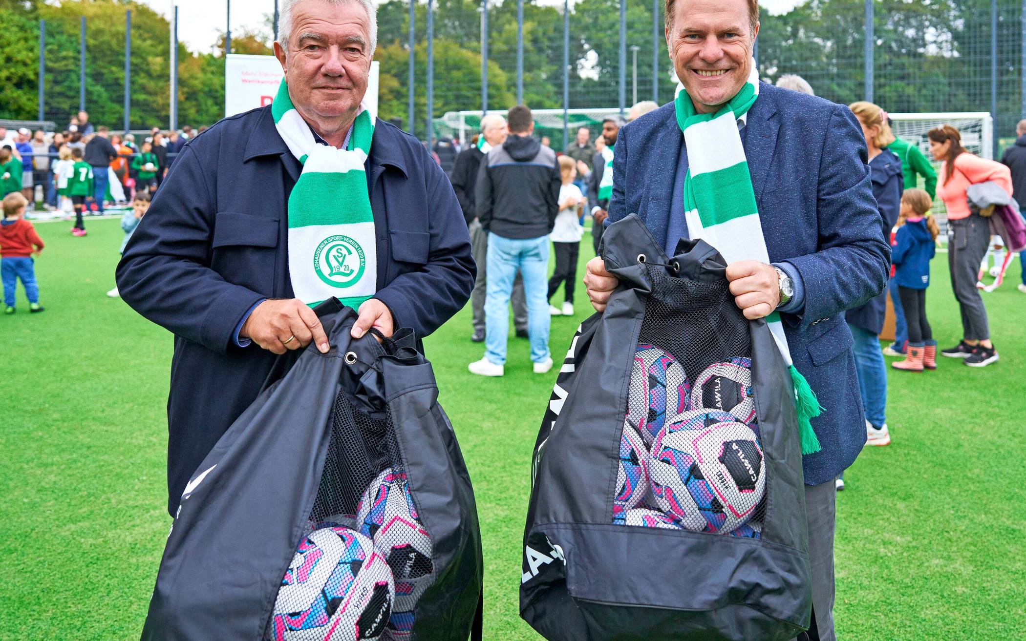 Peter Frymuth, Vorstand des Lohausener SV, übergab OB Stephan Keller (r.) als Dankeschön an die Stadt Fußbälle, die künftig in Kitas genutzt werden können.