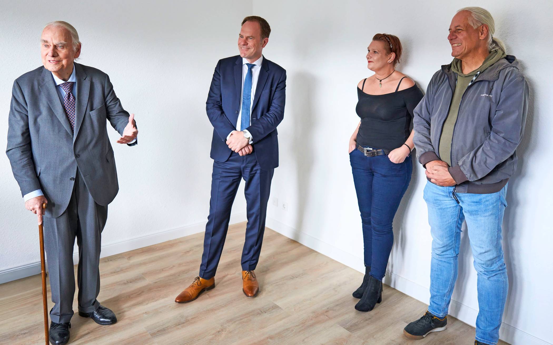  Über die großzügige Spende von Düsseldorfs Ehrenbürger Albrecht Woeste freuten sich OB Stephan Keller, Stefanie Peters und Oliver Ongaro von fiftyfifty (v. l.). 