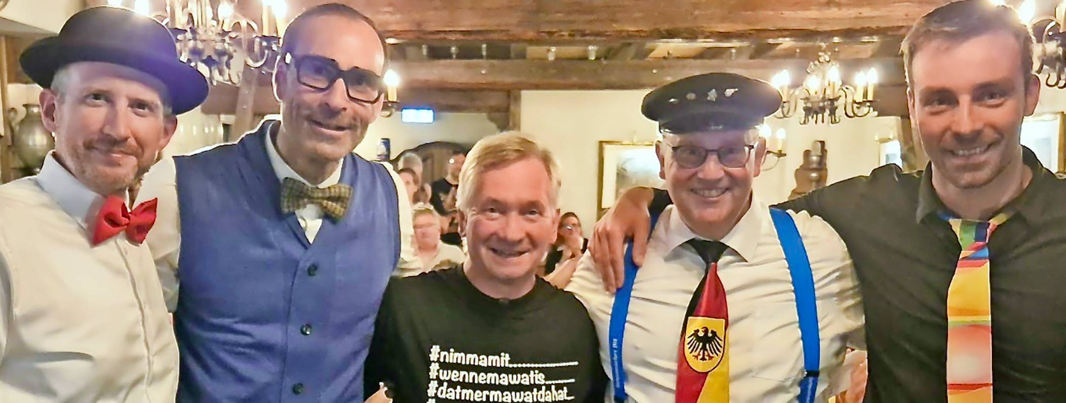 „Warmlachen“-Moderator und „Coach“ Jürgen Hilgers (m.) mit  Büttenredner-Talenten.