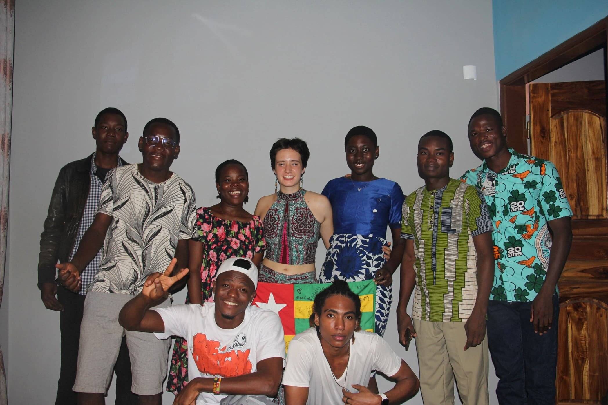 Celina Specht bei der Abschlussfeier mit ihrem togolesischen Freundeskreis vor ihrer Rückreise nach Düsseldorf. Foto: privat 