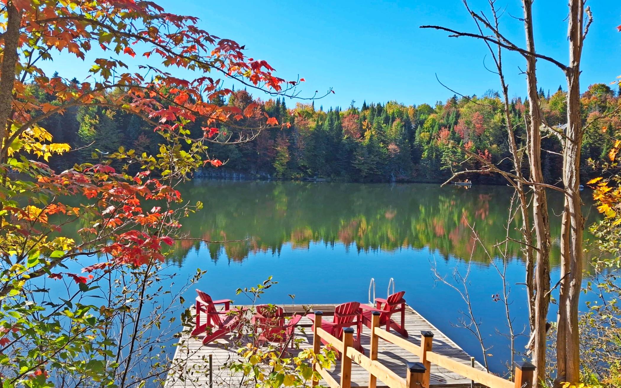 Postkarten-Kanada! Der See im Dorf, in dem Luise Huth ihr Freiwilligenjahr absolvierte, im „Indian Summer“.