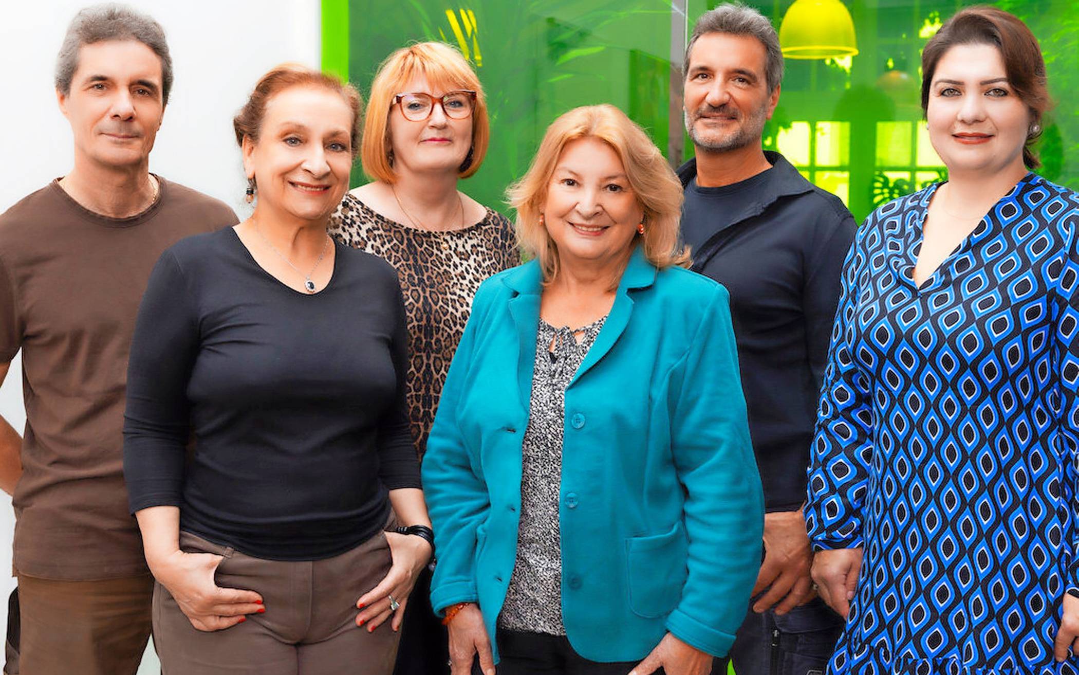 Stiftungs-Vorstandsvorsitzende und Geschäftsführerin Sylvia Vits (2. v. l.) mit Kolleginnen und Kollegen aus der Stiftungsarbeit - „Ihr könnt auf uns zählen!“.