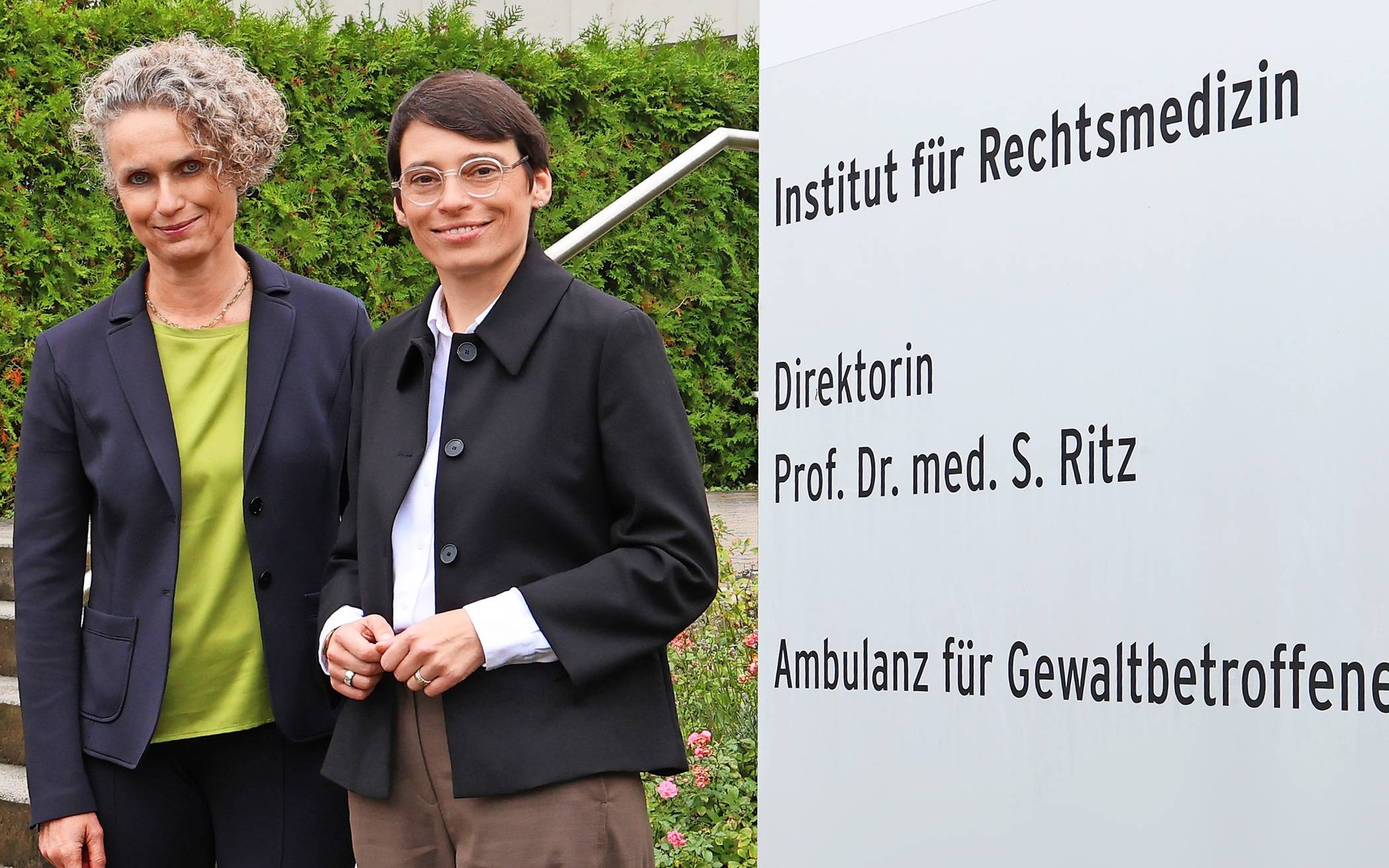 NRW-Gleichstellungsministerin Josefine Paul (r.) mit Prof. Stefanie Ritz - „Zeit für Betroffene, um eine Entscheidung zu treffen.“