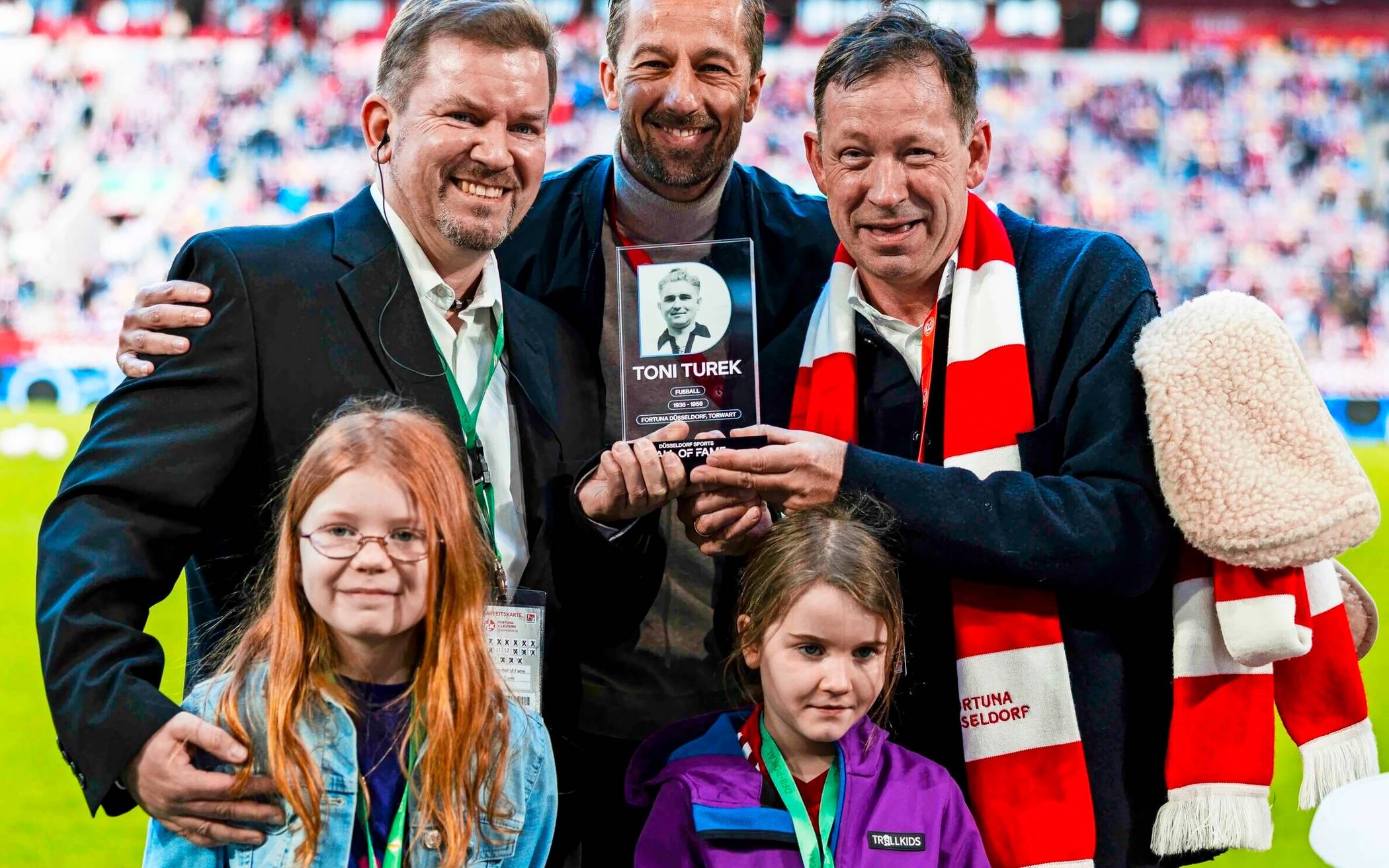  Toni Turek-Enkel Oliver Turek (l.) nimmt den Preis zur Aufnahme seines Großvaters in die Sport-Ruhmeshalle Düsseldorf von Stadtdirektor Burkhard Hintzsche (r.) und Fortuna-Aufsichtsrat Björn Borgerding entgegen. 