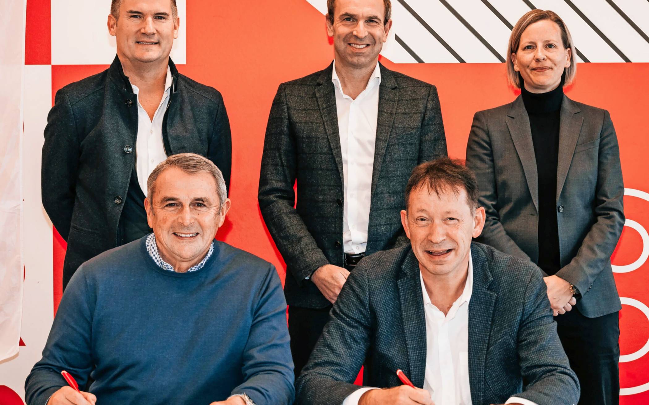 Fortuna-Vorstandsmitglieder Alexander Jobst (hinten, m.) Arnd Hovemann (hinten l.) und Klaus Allofs (vorne l.) mit Sportamtsleiterin Eva Kulot und Stadtdirektor Burkhard Hintzsche.