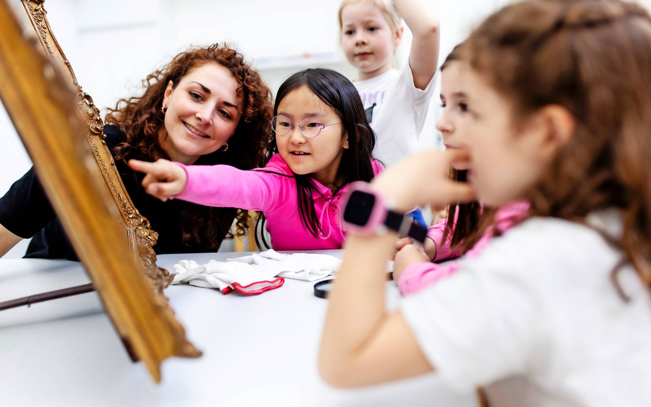  Kinder im Kunstpalast. 