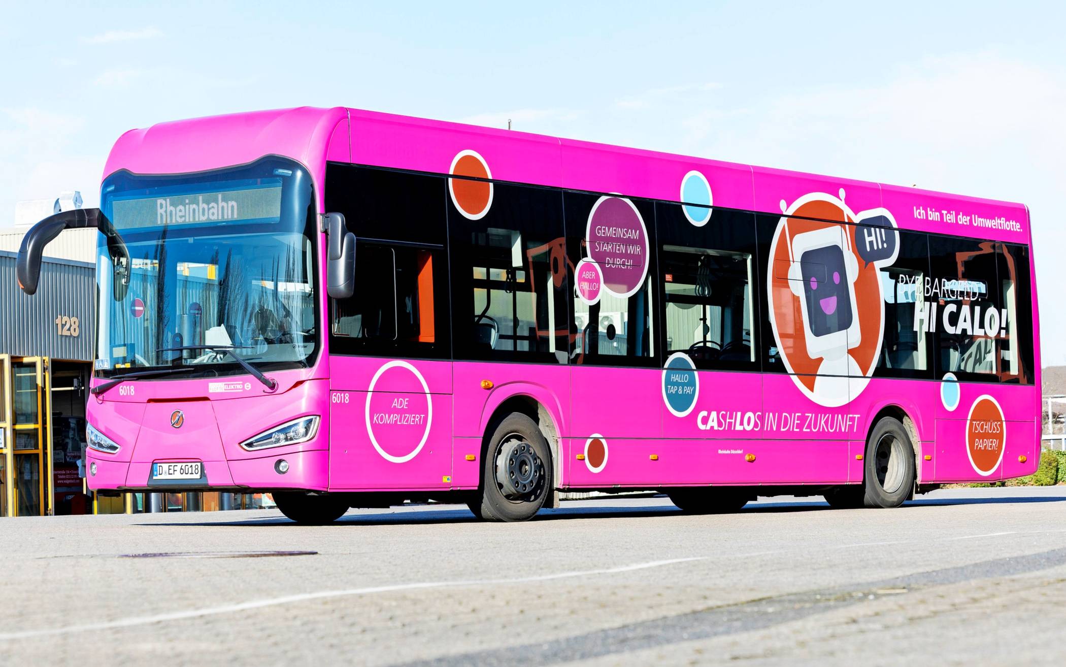  Der Rheinbahn-Bus wirbt für das digitale Ticketsystem CALO. 