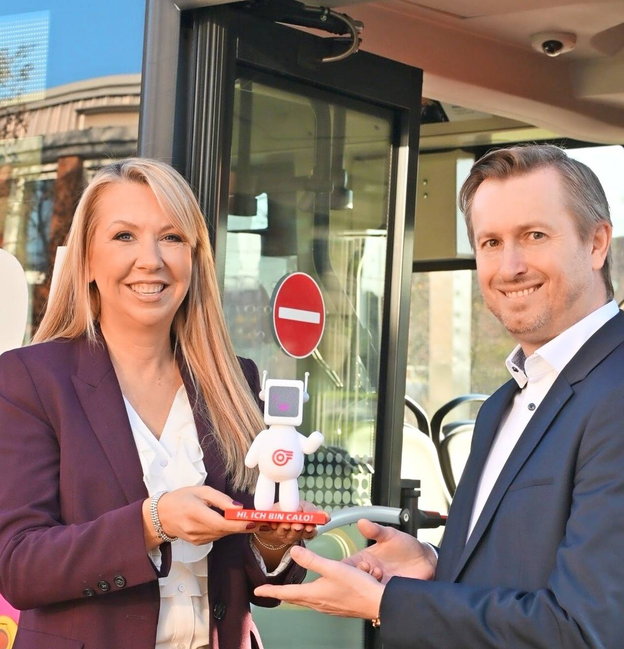 Annette Grabbe und Daniel Ott, Geschäftsführer krauth technology - „Einsteigen, Bankkarte oder Handy vorhalten, fahren.“