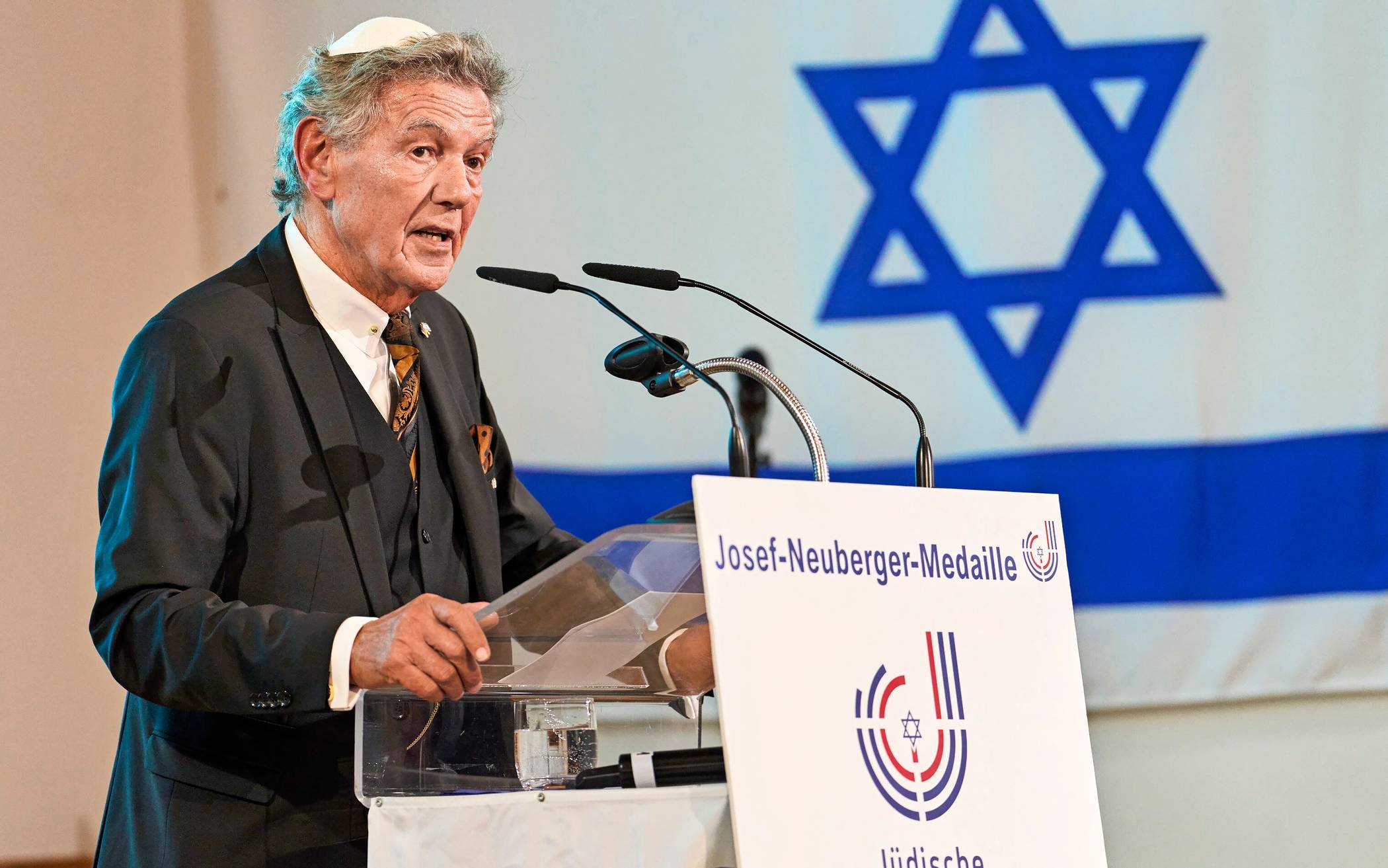  Wolfgang Rolshoven spricht in der Jüdischen Gemeinde nach der Auszeichnung mit der Josef-Neuberger-Medaille - „Tief bewegt.“ 