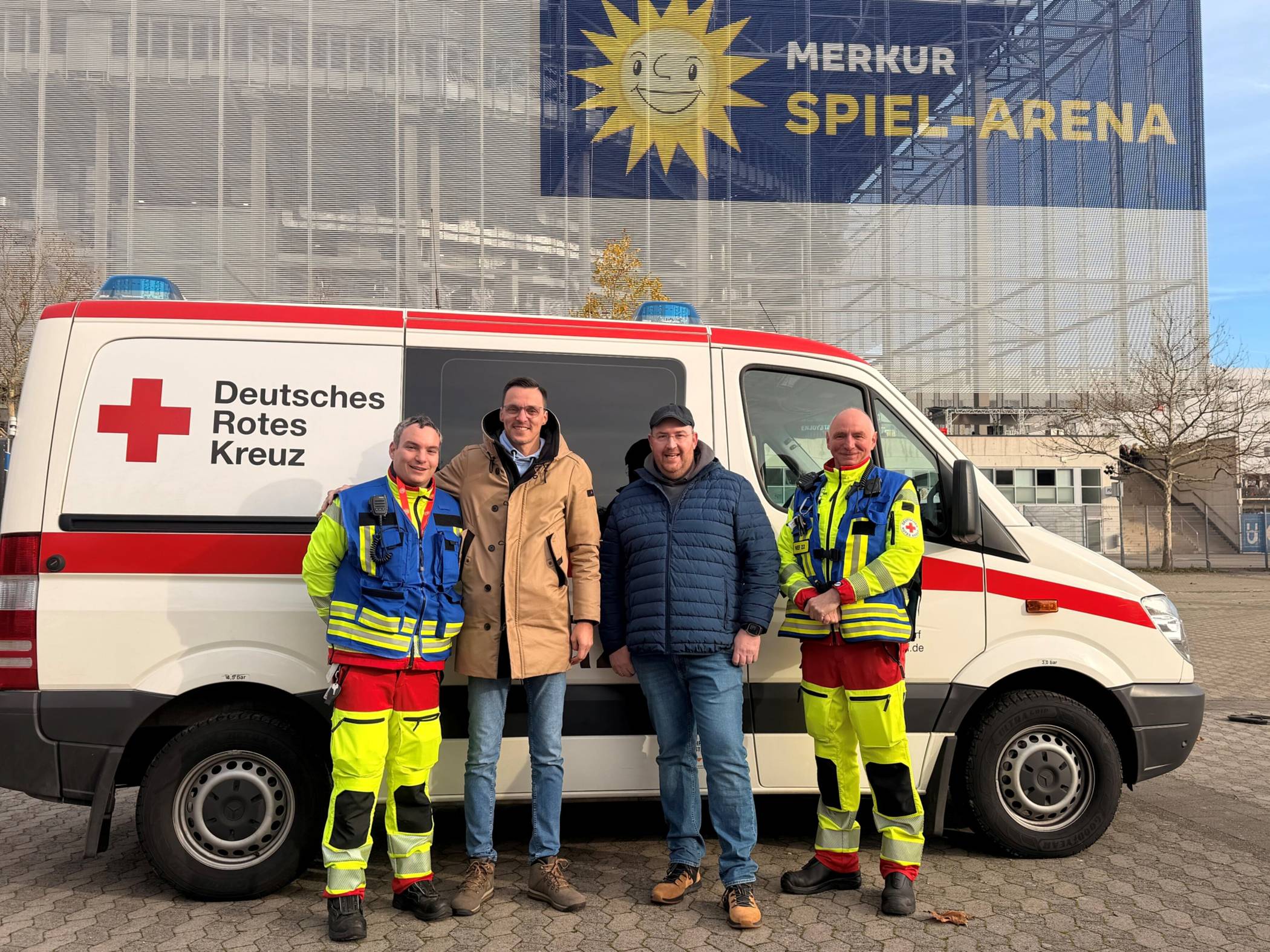  Boris Ungermann (2. v. l.) hat sich mit seinem Freund Volker Schwedtmann (2. v. r.) bei seinen Rettern Dr. Alex Schubert (l.) und Georg Simon bedankt. 