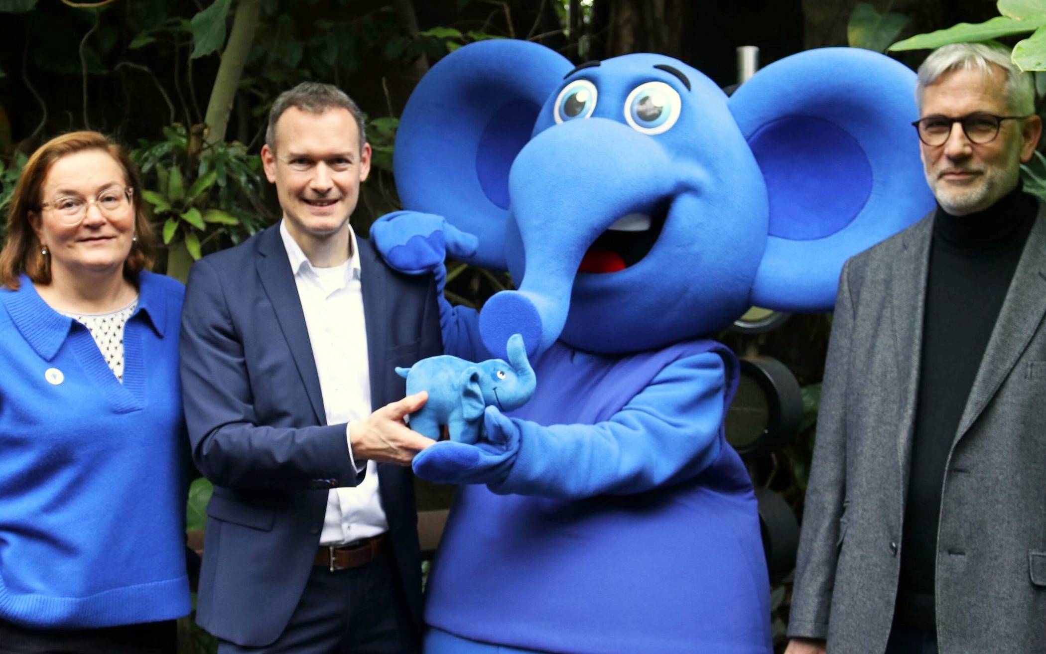 Bettina Erlbruch (KiBu), Dr. Jochen Reiter (Aquazoo) und Dr. Hauke Duckwitz (KiBu, v.l.) und KiBu-Elefant.
