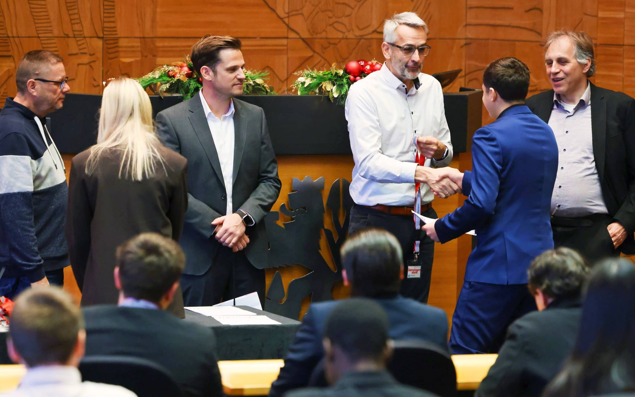 Die neuen Fahrzeugbegleiter erhielten im Plenarsaal