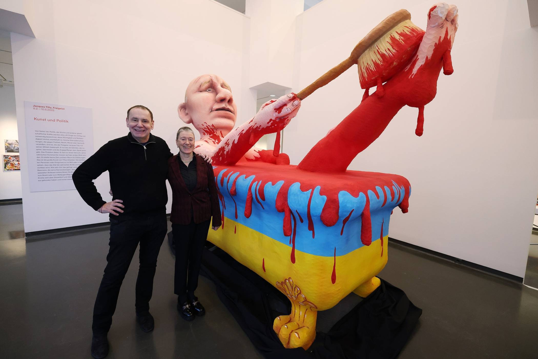  Die Skulptur „Putin in der Blutbadewanne“ (hier mit Stadtmuseums-Direktorin Dr. Susanne Anna) war Teil einer großen Tilly-Restrospektive mit dem Titel „Freigeist“ in der ersten Jahreshälfte 2025 - „Autokraten hassen die Satire“. 