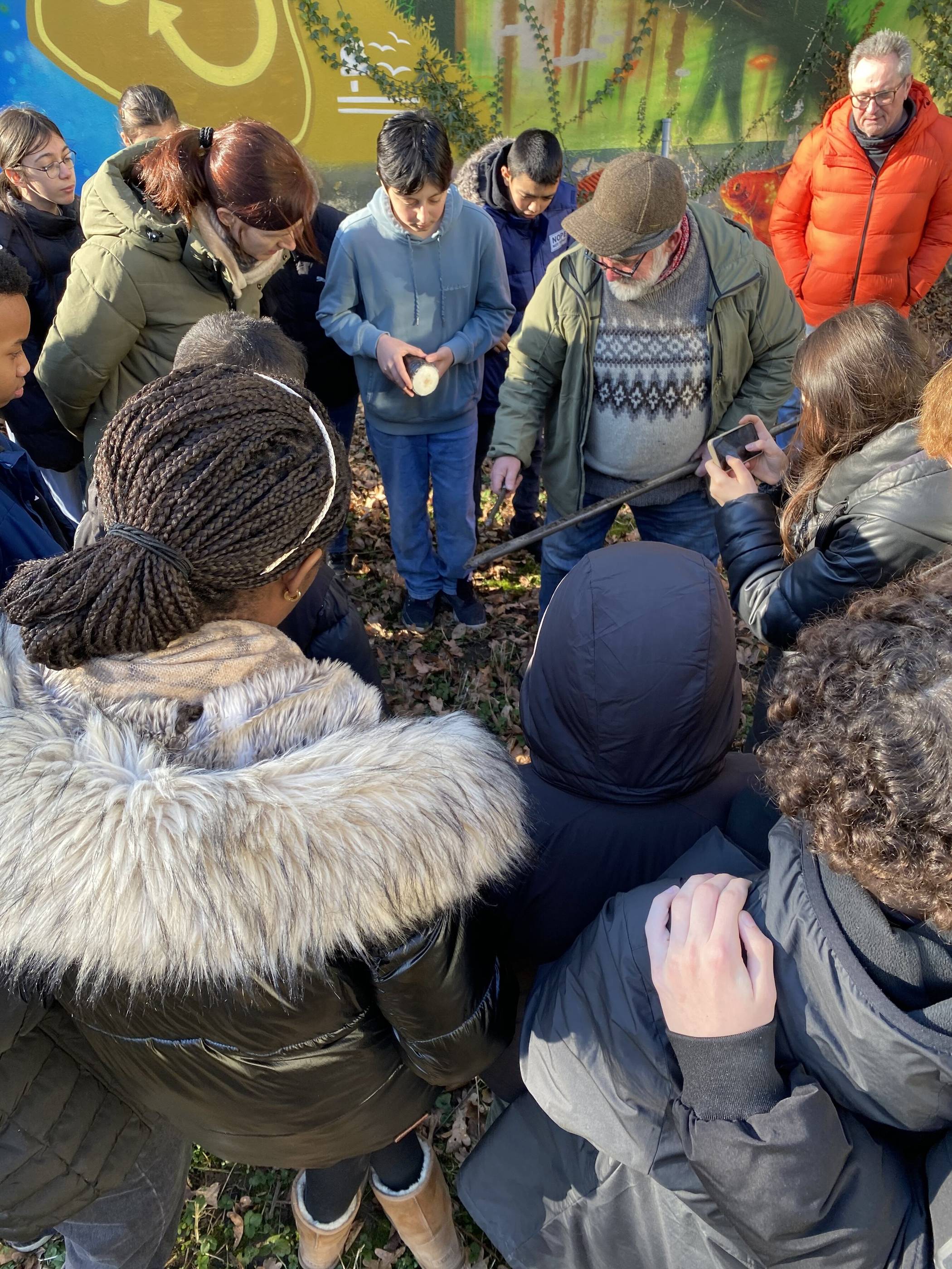 Dem Pflanztag gingen intensive Vorbereitungen voraus. Die beteiligten Klassen führten etwa Bodenanalysen durch.