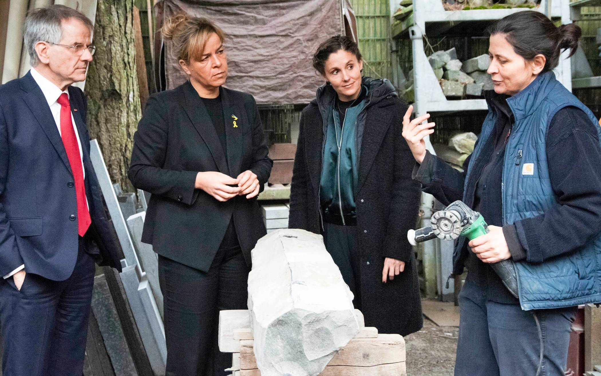 HWK-Präsident Andreas Ehlert, NRW-Wirtschaftsministerin Mona Neubaur, Bestattermeisterin Stefanie Kamp-Knorren und Steinbildhauermeisterin Anna Staudt (v. l.).