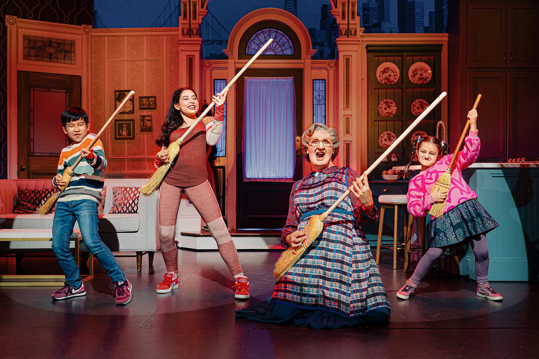 Die Düsseldorfer Musical-Darstellerin Alina Simon (2. v. l.) als Lydia im Capitol-Musical „Mrs Doubtfire“.