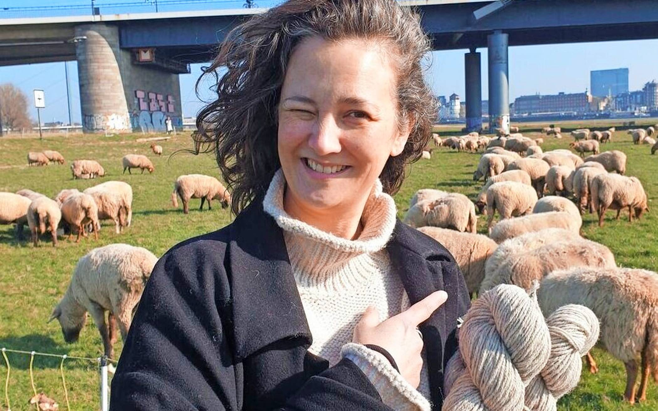 Zukunftspreis-Vorjahressiegerin Frieda Feld mit Schafen.