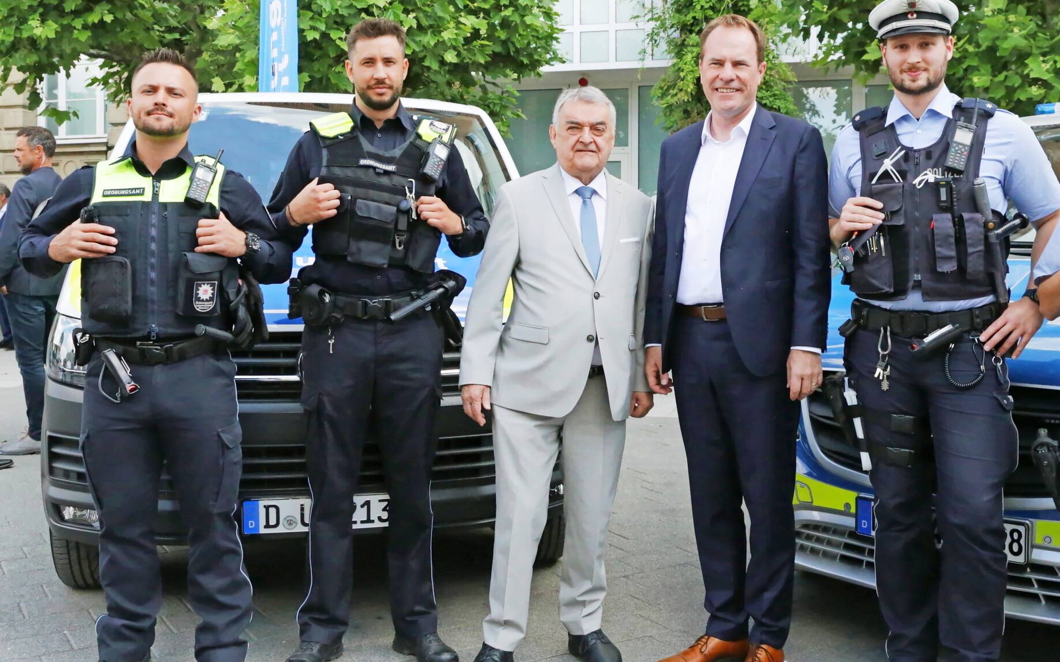  NRW-Innenminister Herbert Reul (Bildmitte), neben Düsseldorfs OB Stephan Keller bei einem früheren „Polizei“-Termin in der Landeshauptstadt. 