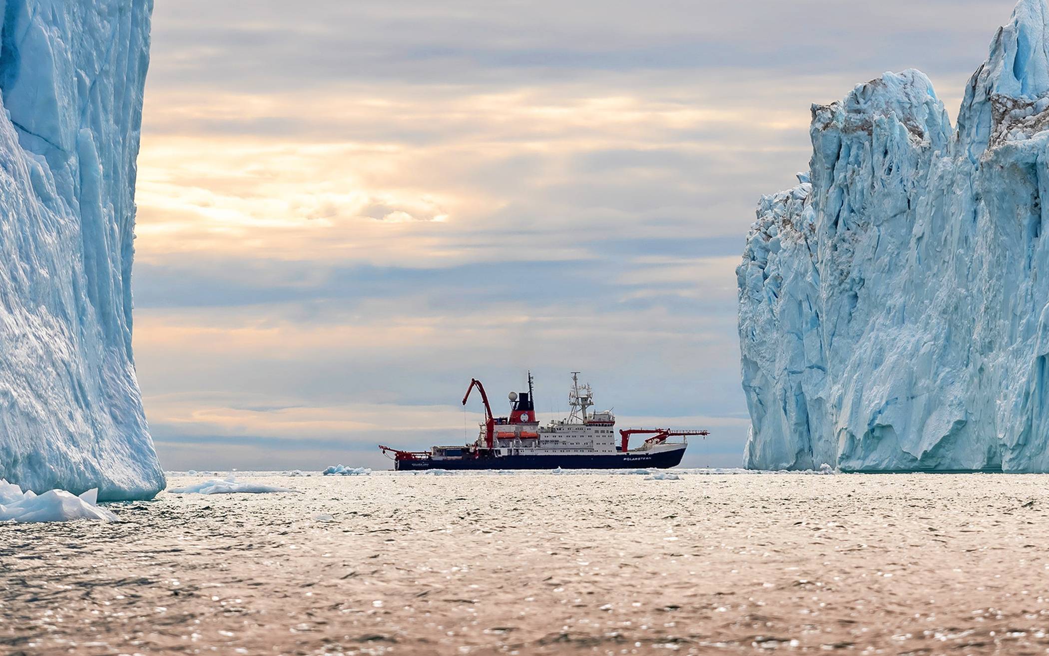 Das Forschungsschiff FS Polarstern zwischen Eisbergen vor der Küste Grönlands.  