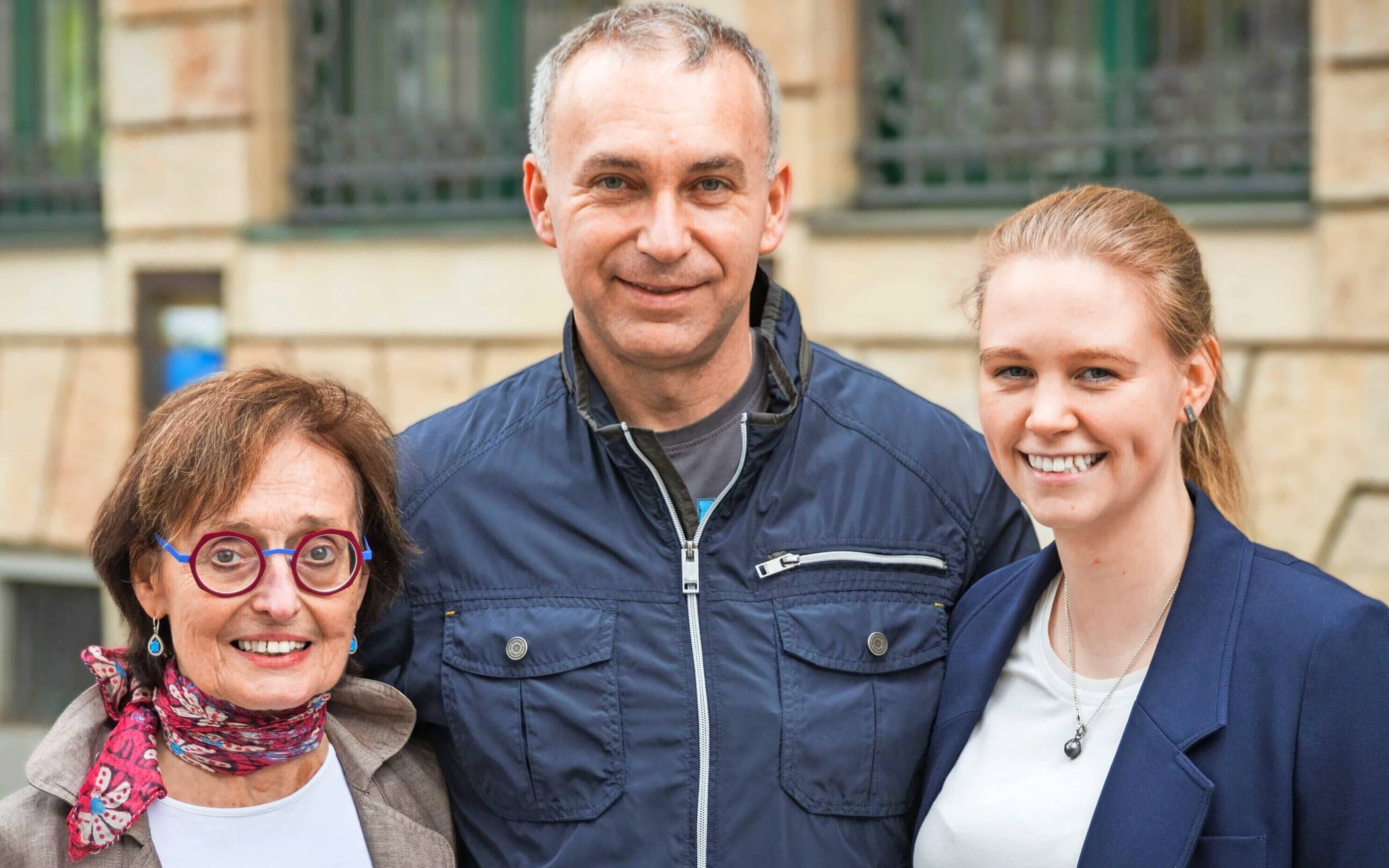 Die Ausstellungsverantwortlichen (v.l.): Prof. Dr. Sieglinde Ott (Department Biologie), Dr. Ovidiu Popa und Dr. Ellen Oldenburg, (beide Institut für Quantitative und Theoretische Biologie).