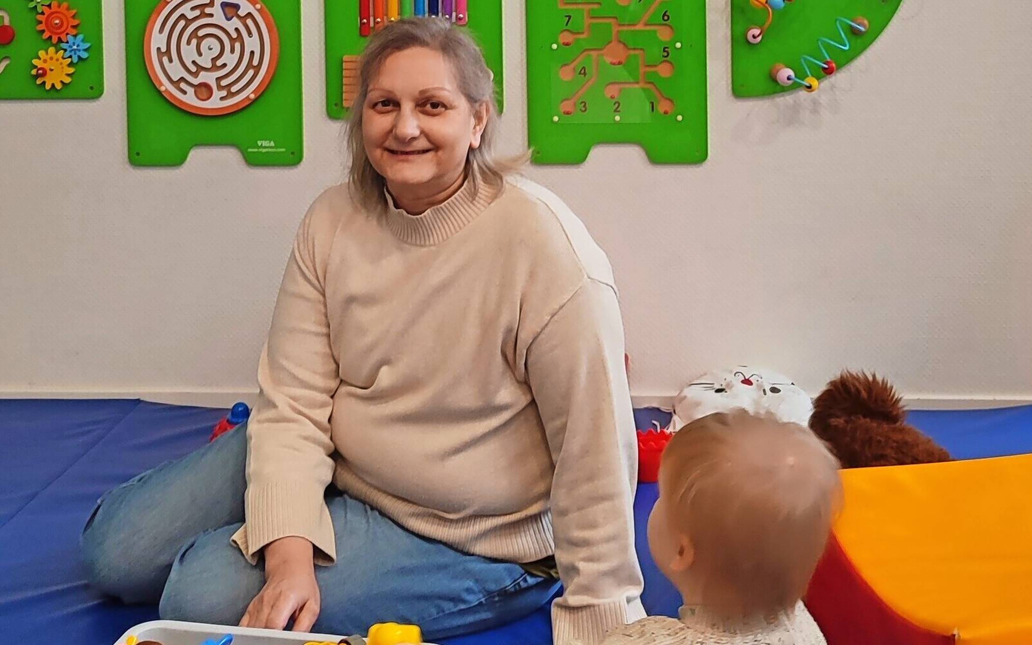 Alle Generationen sind willkommen: Helga König, ehrenamtliche Mitarbeiterin im „PROpELLER“, kümmert sich liebevoll um eine:n der jüngsten Besucher.