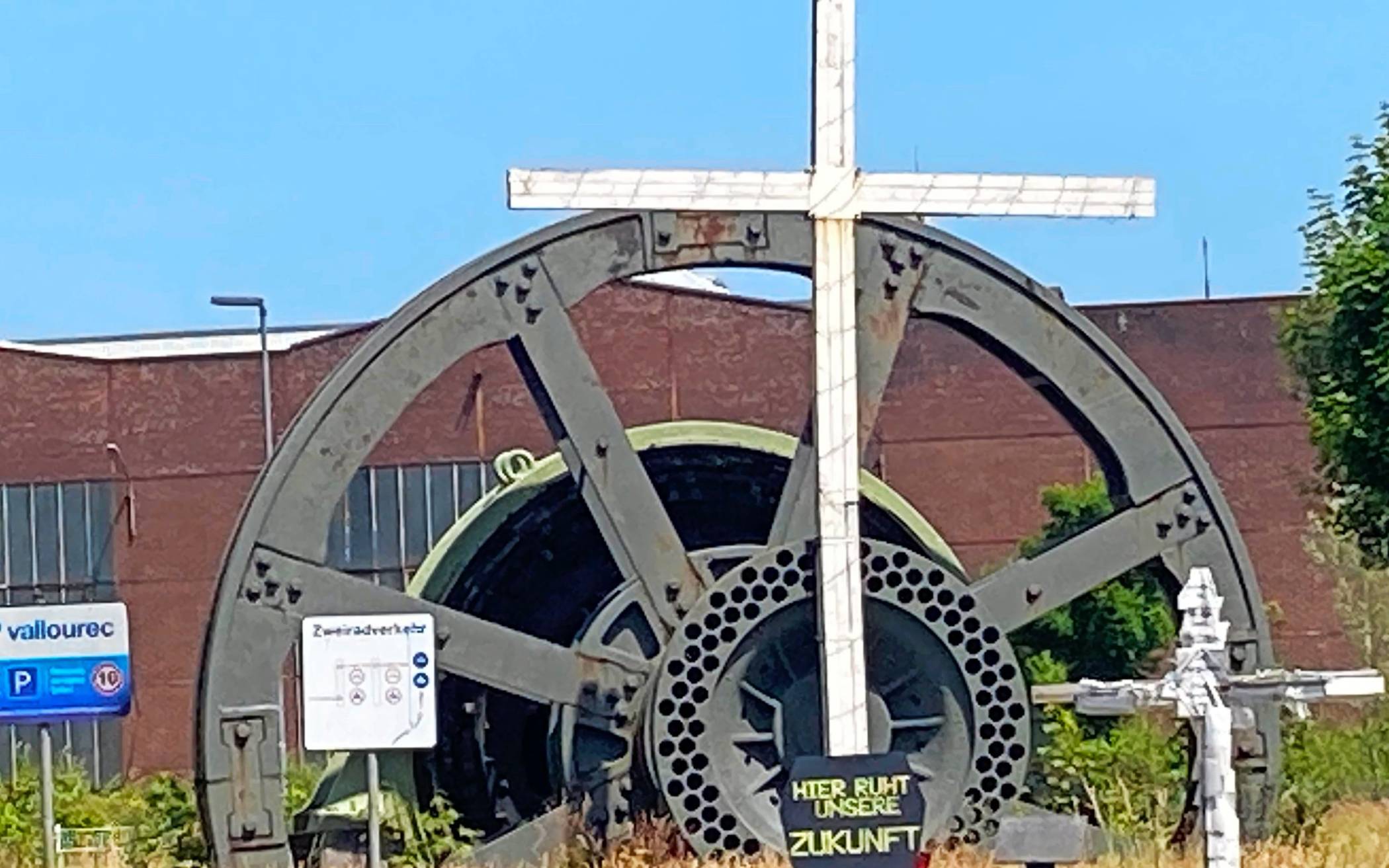  Das Schwungrad von 1909 direkt am Eingang des ehemaligen Werksgeländes von Mannesmann/ Vallourec. 