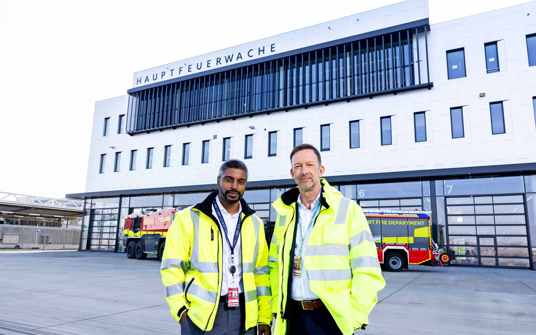  Düsseldorfs Flughafen-Chefs Lars Redeligx (r.) und Pradeep Pinakatt vor der neuen Airport-Feuerwache - „Wachsen und investieren auf solider wirtschaftlicher Grundlage.“ 