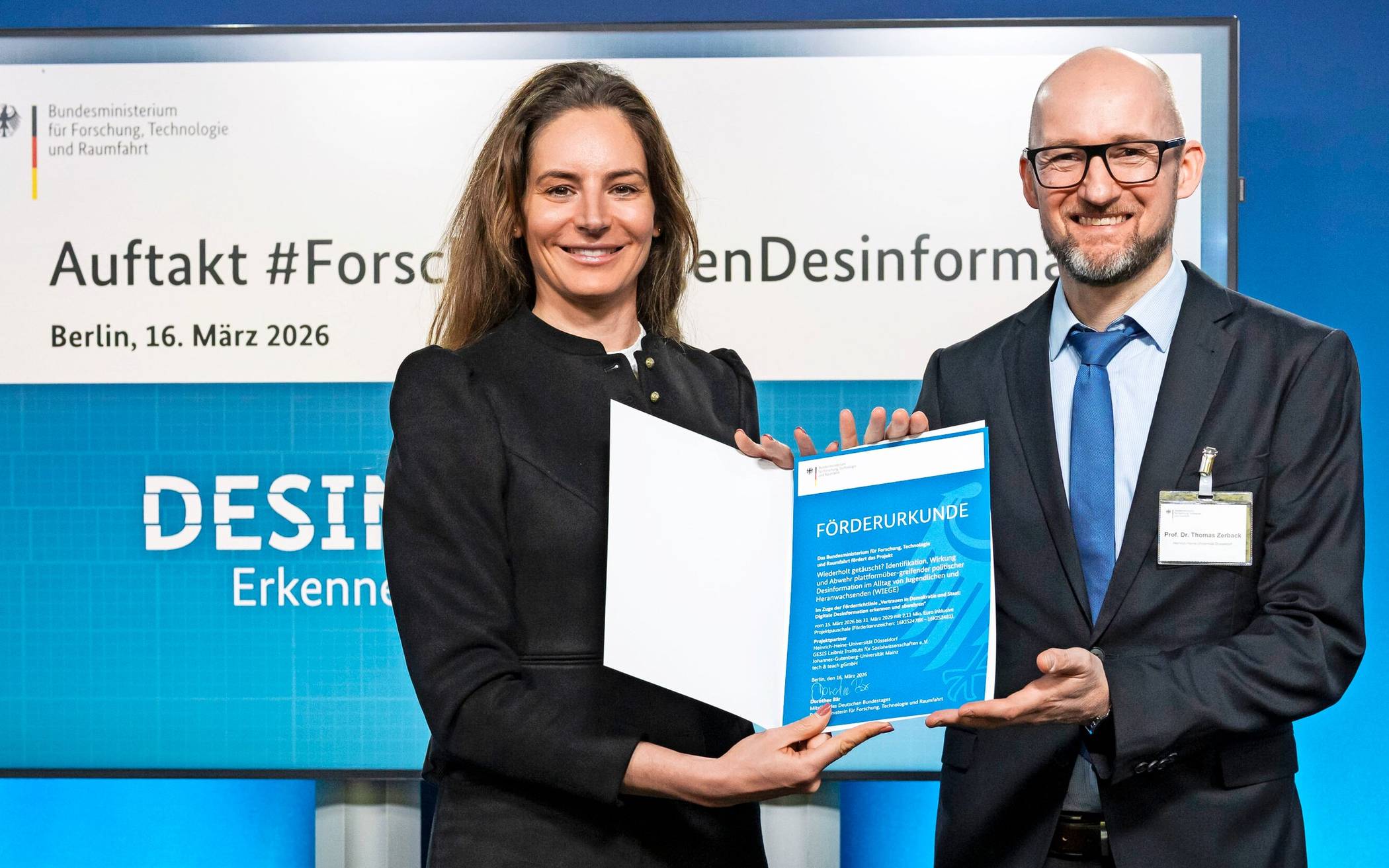  Prof. Dr. Thomas Zerback von der Heine-Uni nimmt die Förderurkunde entgegen. 