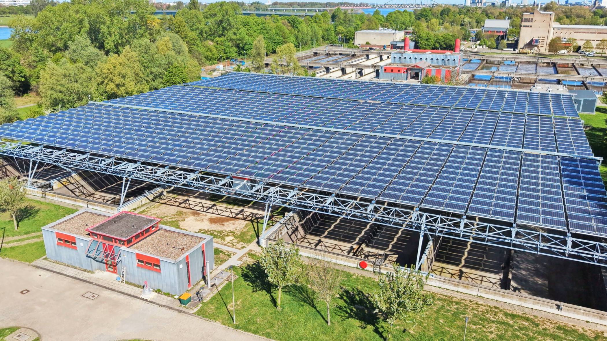  Auf dem Klärwerk Düsseldorf-Süd steht ab sofort das bisher größte Solarfaltdach Deutschlands. 