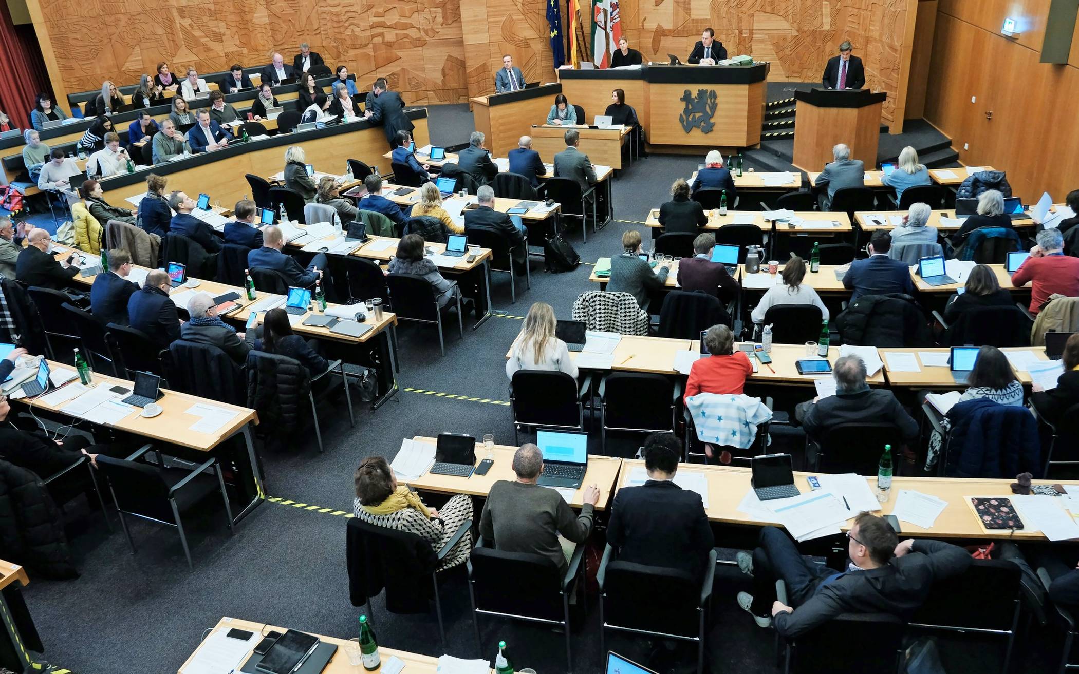  Der Stadtrat sieht sich mit einer schwierigen Haushaltslage Düsseldorfs konfrontiert. 