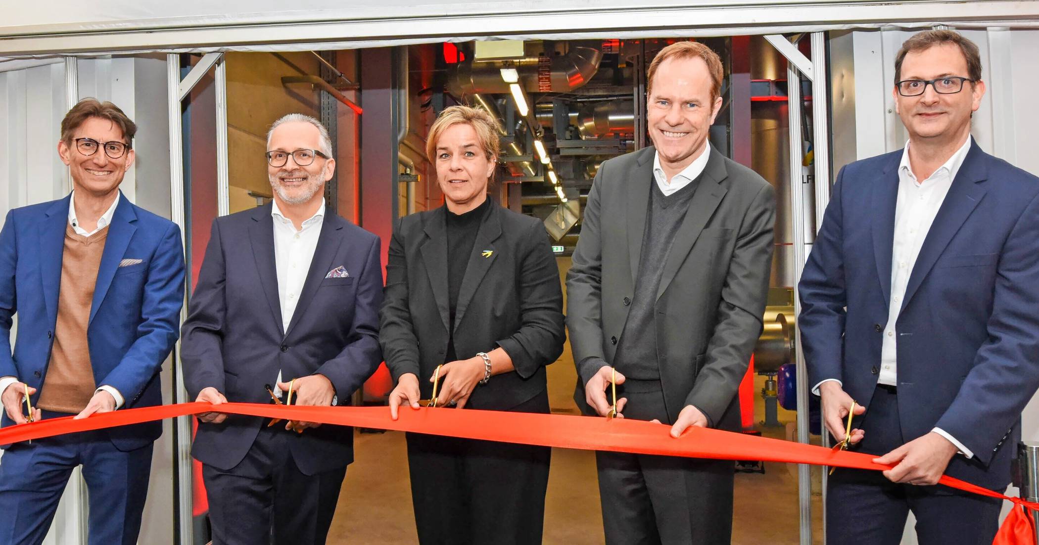 Eröffneten die Energiezentrale offiziell: Daniel Kleine, Carsten Knobel, Mona Neubaur, Stephan Keller und Julien Mounier (v. l.).