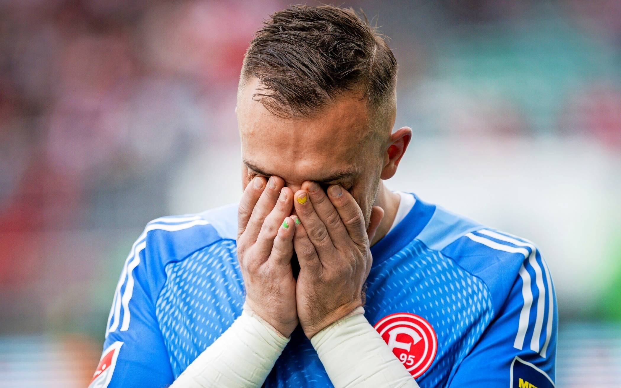 Völlig geknickter Fortuna-Abstiegstorwart Florian Kastenmeier in Fürth.
