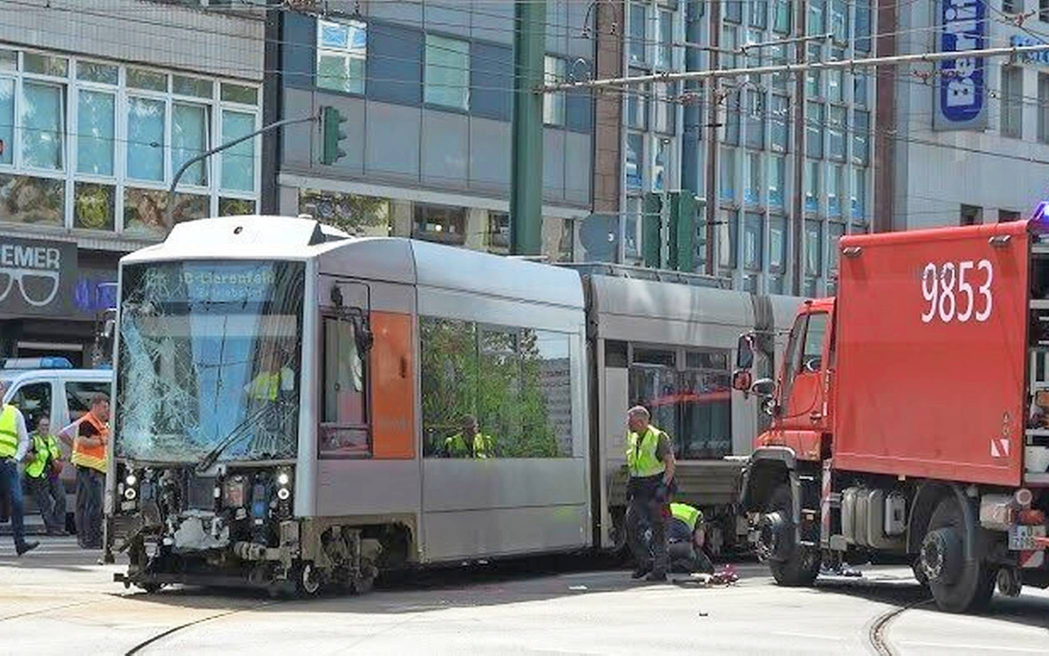  Unfallstelle an der Kreuzung Berliner Allee vergangenen Samstag - „Wir müssen verstehen, warum vorhandene Sicherheitsbarrieren hier nicht ausreichend gegriffen haben“. 