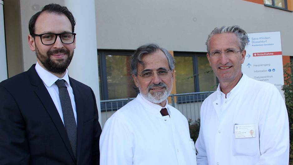  Der neue Chefarzt im Brustzentrum heißt Dr. Björn-Wieland Lisboa (Mitte), eingerahmt vom Chefarzt für Plastische und Ästhetische Chirurgie, Professor Dr. Christoph Andree und dem Kaufmännischen Direktor Michael Weckmann. 