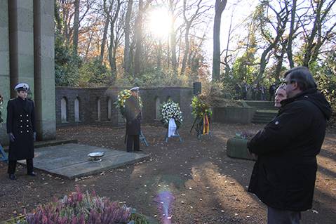  Toten-Gedenken auf dem Gerresheimer Waldfriedhof: Eine Abordnung der Bundeswehr (li.), Bezirksbürgermeister Karsten Kunert, Oberbürgermeister Thomas Geisel, der Posaunenchor der Evangelischen Kirchengemeinde. 
