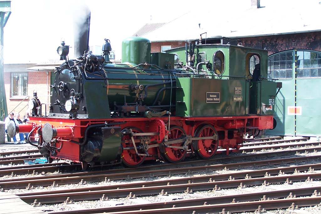  Eine Dampflokomotive erfreut so manches Herz.  