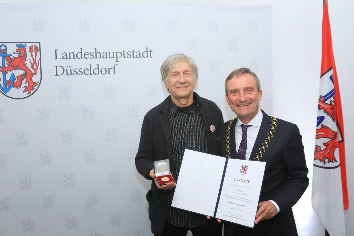  Thomas Geisel hat Klaus Klinger (li.) die Verdienstplakette überreicht.  