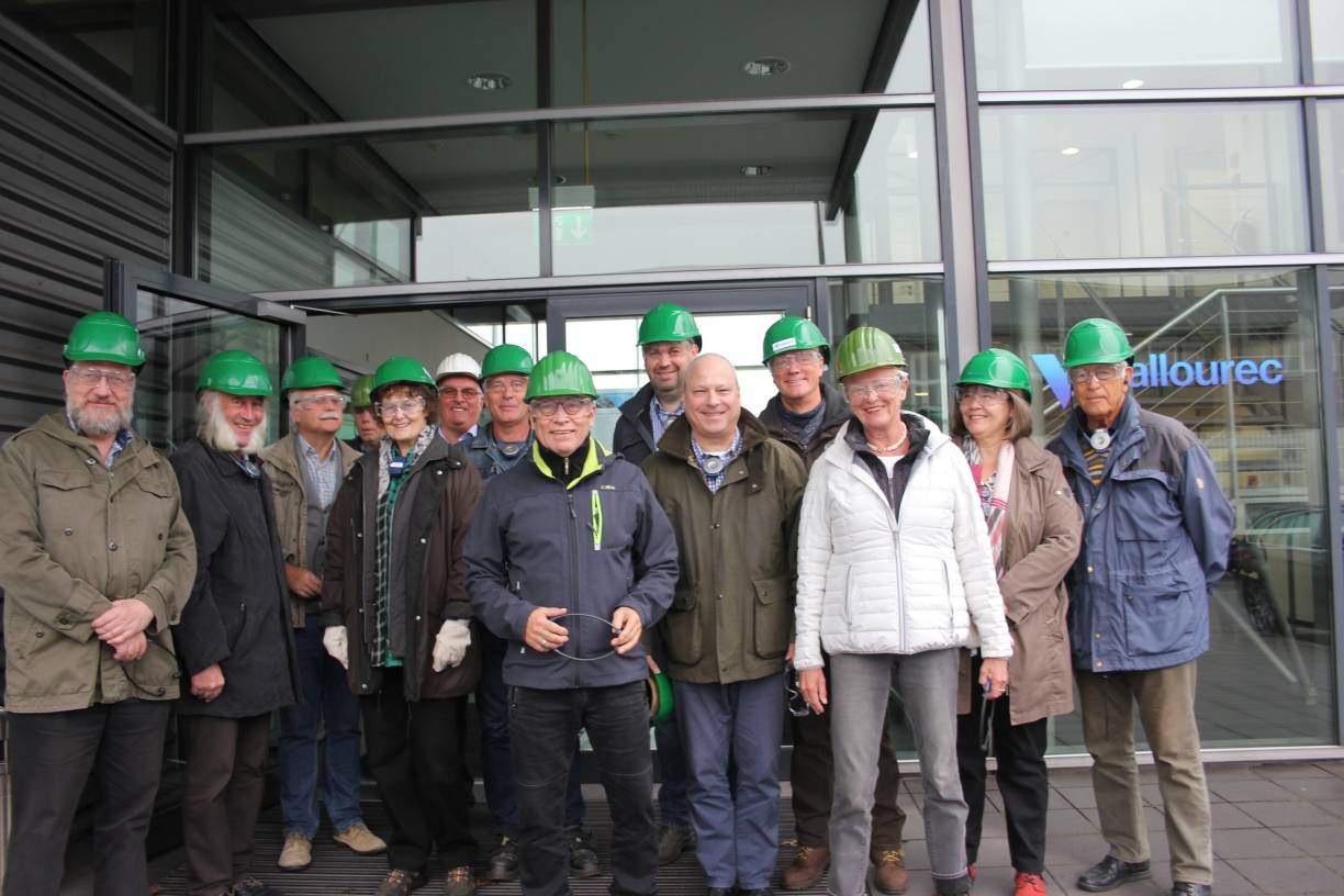  Mit Helm, Schutzbrille und voller Vorfreude: Der Förderkreis Industriepfad (www.industriekultur-duesseldorf.de) hat eine Besichtigungstour durch den Düsseldorfer Standort in Rath von Vallourec Deutschland ermöglicht, bei der die Teilnehmer hautnah erleben konnten, wie Rohre nahtlos gewalzt werden. 
