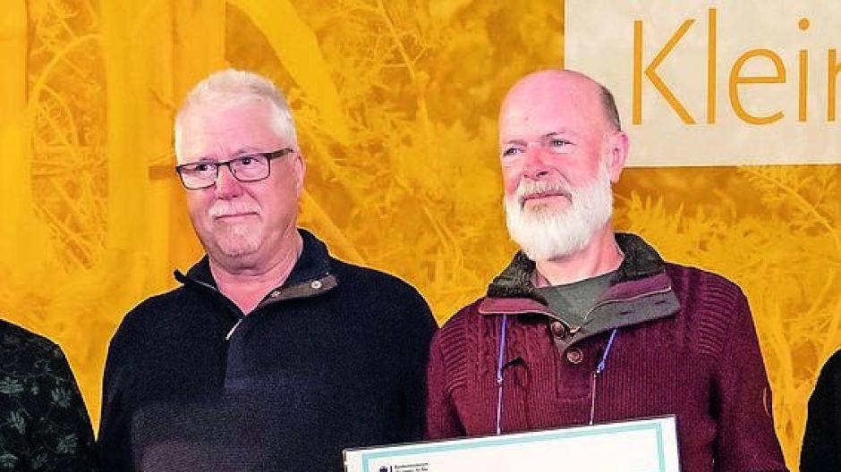  Stolz schauen sie in Berlin zu ihren mitgereisten Freunden: Emil Flisikowski (r.) und Wolfgang Wriggelsworth vom Kleingartenverein Am Balderberg. 