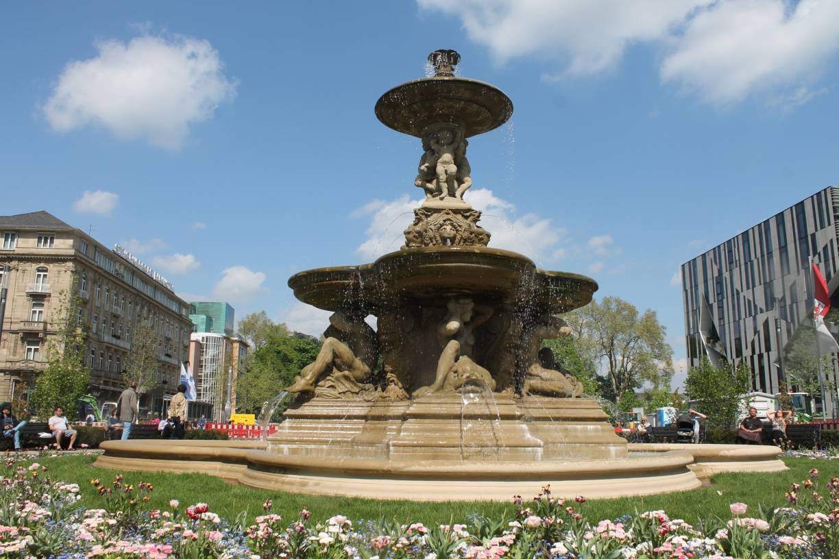  Der Schalenbrunnen am Corneliusplatz.  
